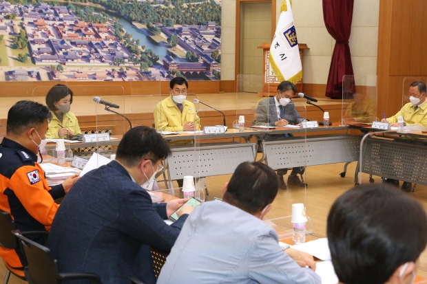 경주시는 최근 잇따라 발생한 집단감염 상황을 엄중하게 보고 지난 20일 오후 생활방역위원회를 긴급 소집하고 다양한 방안을 논의하고 있다.