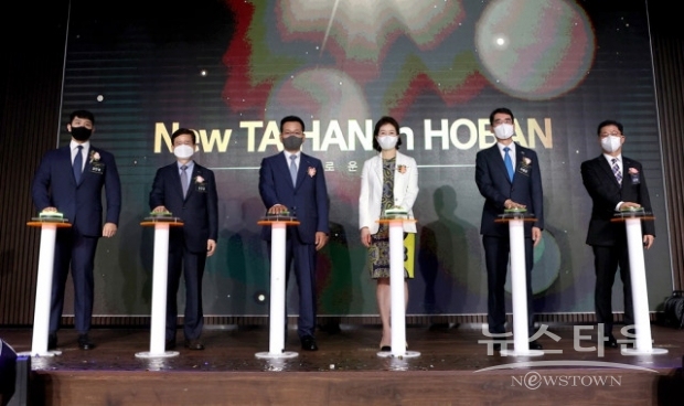 왼쪽에서 두 번째부터 김선규 호반그룹 총괄회장, 김상열 호반장학재단 이사장, 우현희 태성문화재단 이사장, 나형균 대한전선 사장이 New TAIHAN in HOBAN 행사에서 기념 촬영