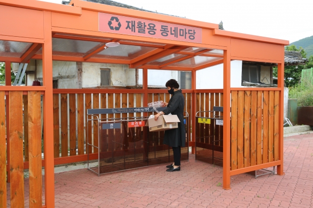 경주시가 생활쓰레기 무단투기와 올바른 재활용 쓰레기 배출문화를 정착하기 위해 설치한 생활쓰레기 공동집하장 모습.