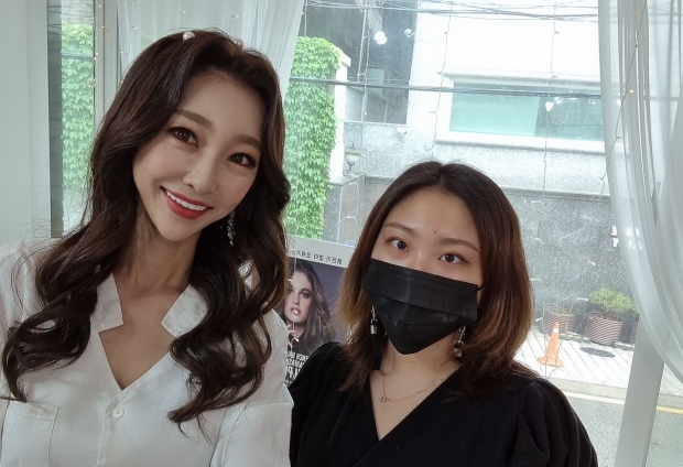 좌측 이선율 모델, 최혜인 메이크업 아티스트