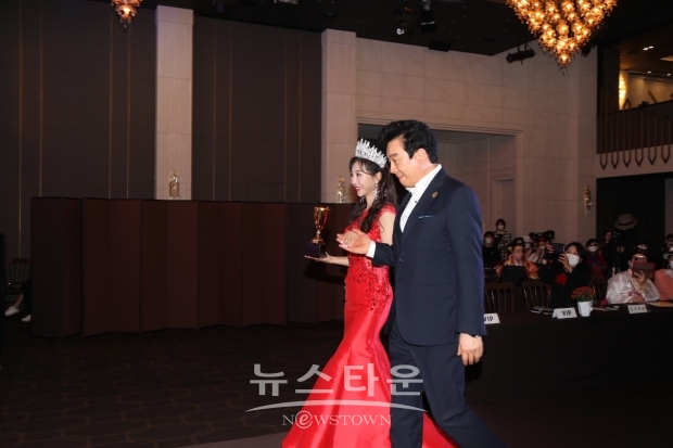 임은주 패션디자이너 드레스를 입고 배우 김형일과 위너퍼레이드를 하는 이선율(사진제공 원앙 한승호 작가)