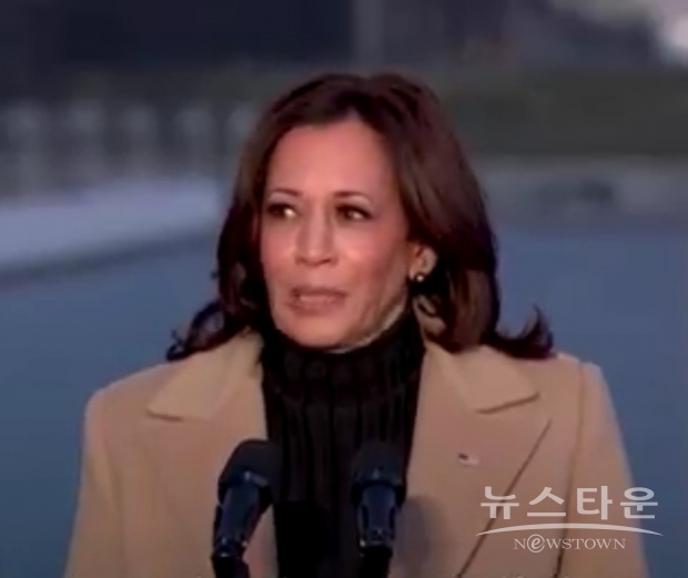 카멀라 해리스 미 부통령(위 사진)/ 해리스에게는 미룰 수 없는 정치적 과제가 하나 있다. 자신이 민주당 대통령 후보 경선에서 패배한 원인을 이해하는 것이다. 그의 인종이나 성별이 선거에서 아무리 불리하게 작용했다고 해도 그것들은 주요 패인은 아니다.(사진 : 해리스 부통령 공식 트위터)