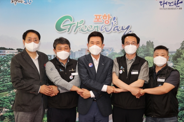 왼쪽부터 이원탁 건설교통사업본부장, 신상준 조직국장,         이강덕 포항시장, 변종철 전국철도노조 부산본부장, 최익수 부본부장