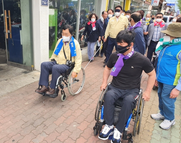 주낙영 경주시장과 이동협 시의회 문화행정위원장이 보행체험을 하고 있다.