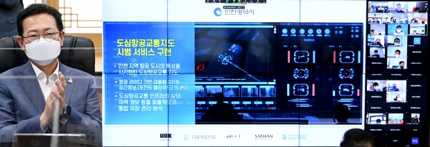박남춘 인천광역시장이 4일 시청 접견실에서 온라인과 병행해 열린 '민선7기 GIS 성과 및 디지털트윈 행정 대전환 보고회'에서 GIS플랫폼을 활용한 주요사업을 검토하고 있다.