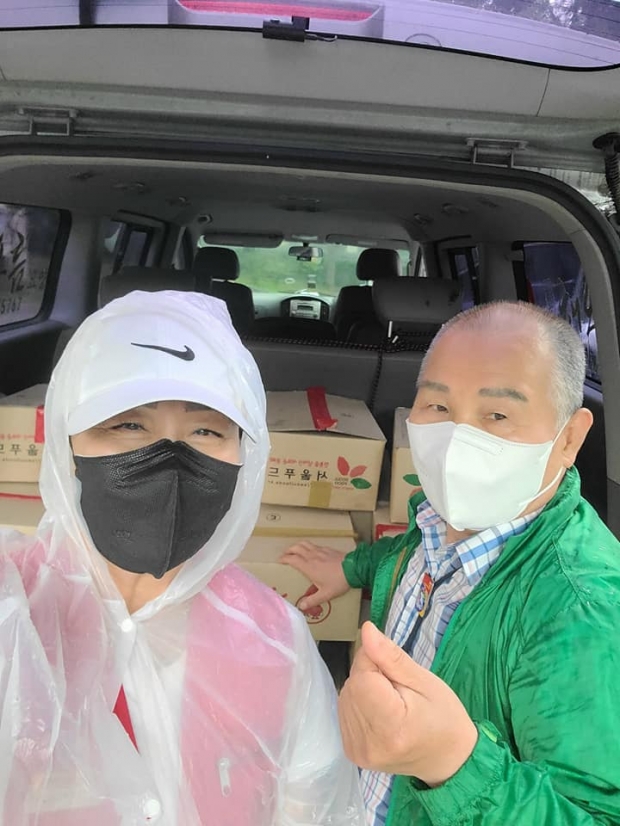 ▲ 영남장애인협회 중앙회 박순옥(왼쪽) 봉사단장과, 대구천사후원회 이강문(오른쪽) 이사장이 송편을 냉동차로 옮기는 작업 모습이다.