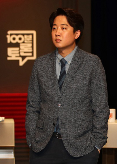 이준석 위원이 양손을 바지 주머니에 넣은 모습
