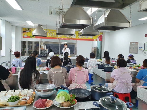 경주시 보건소에서 건강음식 만들기 요리교실을 진행하고 있다.