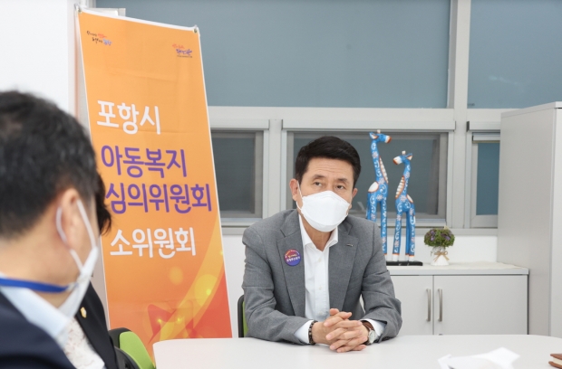 이강덕 포항시장이 시청 내 개소한 아동상담실을 둘러보고 있다.
