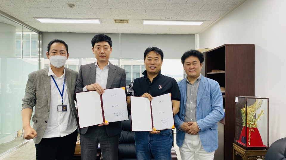 (주)골드 스카이캐슬 최종환(왼쪽에서 두번째) 대표이사와 (주)필립스멀티 최기재(오른쪽에서 두번째) 의장이 통상실시권 계약을 체결한 후 기념촬영을 하고 있는 모습.