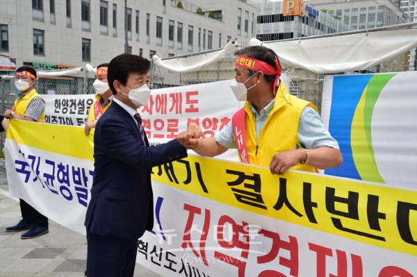 조규일 시장이 경남진주혁신도시(LH) 지키기 범시민 운동본부를 찾아 격려하고 있다.