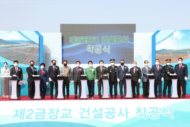 지난 3월 열린 황금대교 착공식에서 주낙영 시장, 이철우 도지사, 김석기 국회의원이 발파 버튼을 누르고 있다