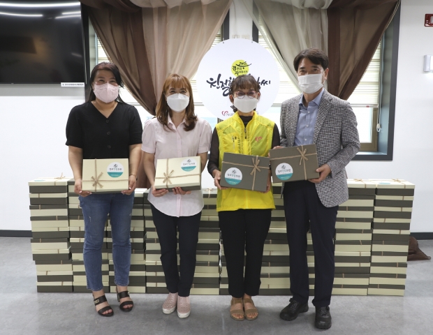 경주연합의원 국민건강검진센터와 푸른약국이 지난 7일 백신접종 자원봉사자들을 위한 의료키트 100개를 기증하고 기념촬영을 하고 있다