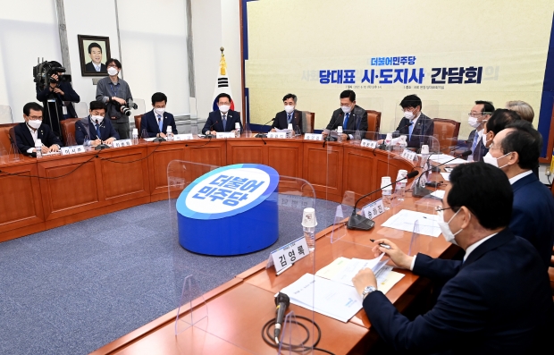 박남춘 인천광역시장이 10일 서울 여의도 국회에서 열린 '더불어민주당 당대표 시·도지사 간담회'에서 인사말을 하고 있다.