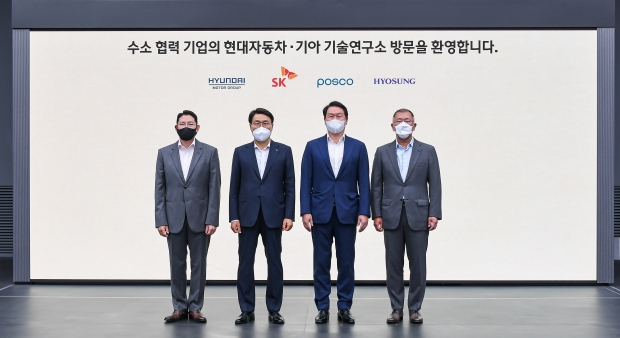왼쪽부터 조현준 효성그룹 회장, 최정우 포스코그룹 회장, 최태원 SK그룹 회장, 정의선 현대차그룹 회장이 기념 촬영 (사진 : 현대차)