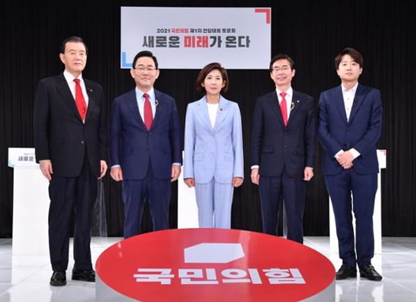 국민의힘 당 대표에 출마한 홍문표(왼쪽부터), 주호영, 나경원, 조경태, 이준석 후보가 8일 오전 서울 용산구 효창동 백범김구기념관에서 열린 토론회에 앞서 기념촬영을 하고 있다.