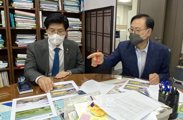 이명수 국회의원이 지난 6월 10일 오후 국토교통부 노형욱 장관을 만나 아산 ‘게바위’ 구간 교량설치 및 중부권 동서 횡단철도 건설사업을 촉구하는 등 지역 현안에 대해 강력하게 건의했다.