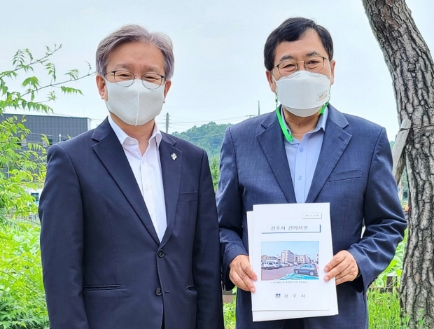 주낙영 경주시장이 10일 안동을 찾은 권칠승(사진 좌측) 중소벤처기업부 장관을 만나 경주 중심상가가 ‘상권 르네상스 사업’에 선정될 수 있도록 지원을 요청하고 있다.
