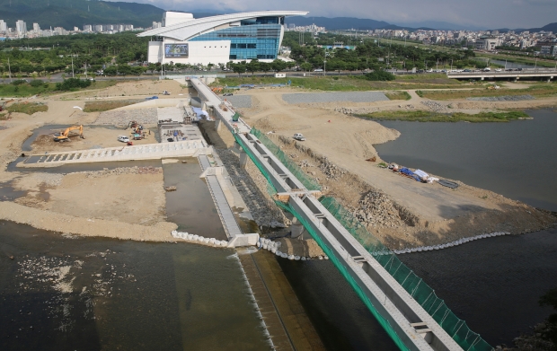 시행청인 부산국토관리청이 국비 45억원을 들여 올 연말 개통을 목표로 월령교 공사를 진행하고 있는 모습
