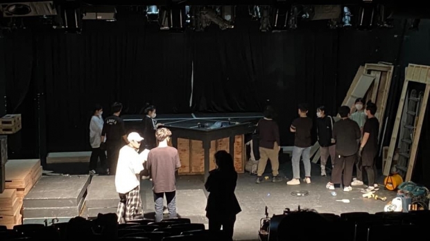 ▲ 사진설명: 젊은 연극제 참가작 대경대 맥베스 팀들이 공연준비를 하고 있다.