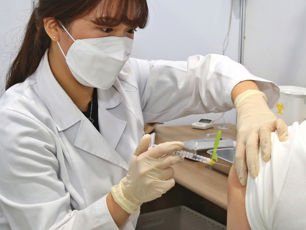 경주시 코로나19 예방접종센터 의료진이 화이자 백신을 시민에게 주사하고 있다.