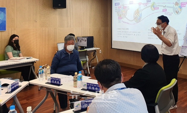 청양군은 지난 6월 21일부터 23일까지 청양읍 소재 청춘거리 안에 있는 문화춘추관 2층 회의실에서 안전 먹거리 분과(16명), 공공 먹거리 분과(16명), 건강 먹거리 분과(15명) 회의를 차례로 열고 있다.