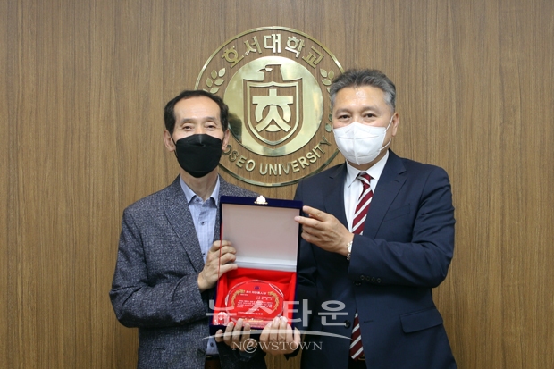 호서대학교 김대현 총장(우측)이 셔틀버스 운행 중 심정지 학생에게 심폐소생술을 실시하여 생명을 구한 박진수 기사(좌측)에게 ‘호서 의인상’을 수여했다.