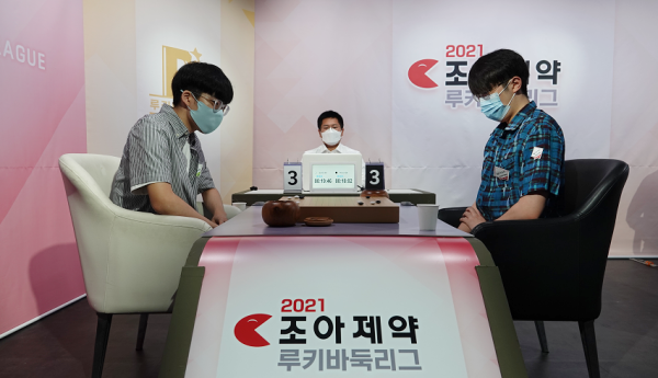 순천만국가정원 김유찬(왼쪽)과 유앤아이의정부 박신영이 1라운드에서 치열한 승부를 펼쳤다. / 사진=한국기원 제공