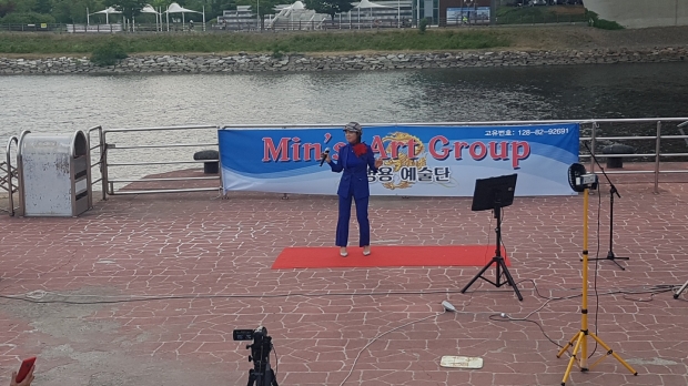 민병용 가요단 소속가수 나연이 사랑아를 열창하고 있다.