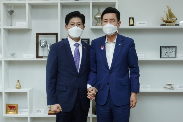 왼쪽부터 노형욱 국토부 장관, 이강덕 포항시장