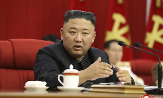관영 매체가 정체를 알 수 없는 평양시민에 대한 가짜 거리 인터뷰를 정성껏 꾸며 진짜처럼 보이게 하는 것은 북한 매체의 상투적인 수단(사진 : 유튜브 캡처)