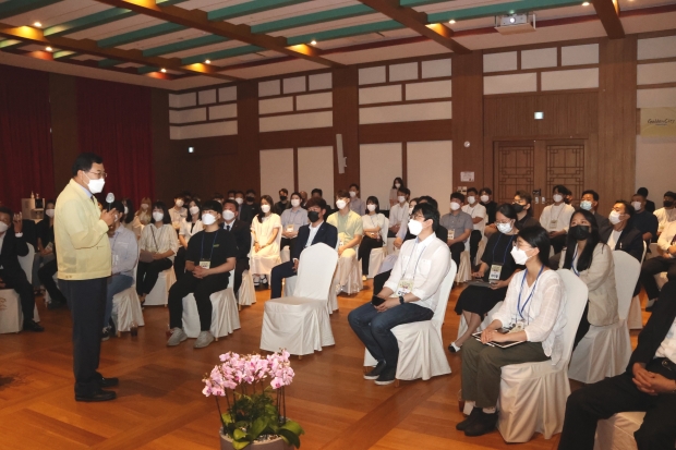 주낙영 경주시장이 1일 황룡원에서 지역 청년들이 참여하는 ‘힘내라 청춘! 불어라 청년바람!’ 토크콘서트를 진행하고 있다.