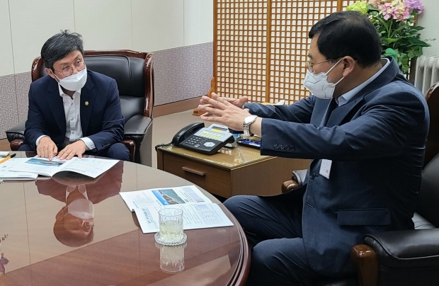 주낙영 경주시장(오른쪽)이 5일 오후 안도걸 기획재정부 제2차관을 만난 자리에서 경주시가 사활을 걸고 추진 중인 주요 현안 사업의 국비 반영을 적극 요청하고 있다.