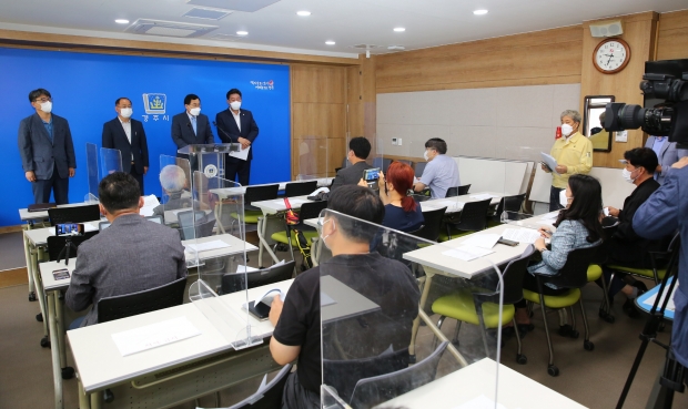 주낙영 시장이 8일 오전 경주시청 프레스룸에서 언론 브리핑을 갖고 다음달 11일 경주에서 개최될 ‘화랑대기 전국유소년축구대회’와 관련해 기자들에게 설명하고 있다.