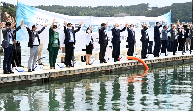 지난 9일 중구 왕산마리나에서 열린 '2021 한·중 공동 수산종자방류행사'에서 박영길 인천시 해양항공국장 등 내빈들이 참조기 치어를 방류한 뒤 기념촬영을 하고 있다.