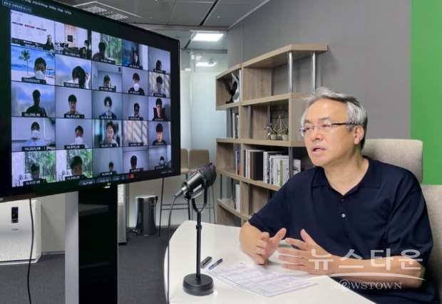 남철 첨단소재사업본부장이 상반기에 채용한 경력사원을 대상으로 특강 진행(사진 : LG화학)