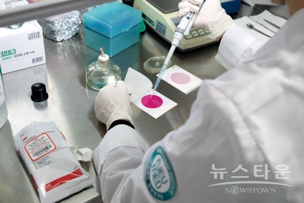 회사 연구원이 기능성 원료 개발에 참여하고 있다/사진=뉴메드 제공