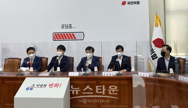 7월 21일 오전 국회 본관 228호에서 열린 국민의힘 당대표·중진의원 연석회의에 참석한 이명수 국회의원(사진/우측)