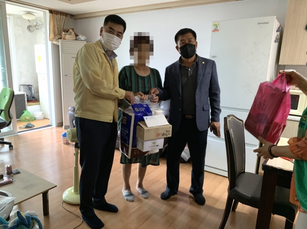 금대호 현곡면장과 김수광 시의원을 비롯한 직원, 부녀회원들이 관내 홀로 어르신 가정을 방문해 안부를 살피고 물품을 전달하는 모습
