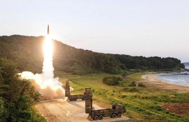 한국과 북한의 미사일 개발 경쟁은 치열하다. 다만 워싱턴의 무기통제협회(ACA : Arms Control Association)의 캐슬리 데이븐포트(Kelsey Davenport) 비확산정책담당 이사는 "한국이 미사일 확장에 나서는 주된 요인은 여전히 북한에 대응하겠다는 것이지만, 한국은 북한에 대항하는 데 필요한 범위를 넘어선 사거리를 가진 시스템으로도 치닫고 있다“고 말했다.(사진 : 유튜브 캡처)