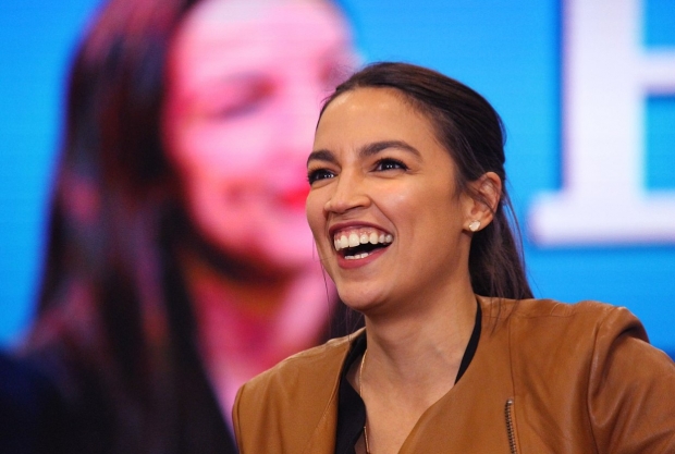 위 사진은 알렉산드리아 오카시오 코르테스(AOC : Alexandria Ocasio-Cortez)라는 미 민주진영의 정치인, 1989년생으로 미 하원의원이다. (사진 : 공식 트위터 캡처)