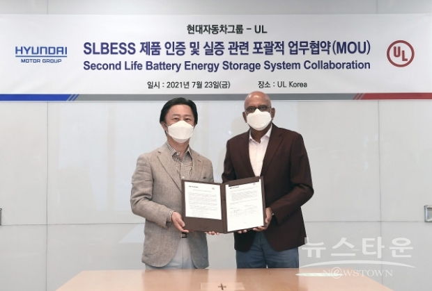 왼쪽부터 현대차그룹 이노베이션담당 지영조 사장, UL 커머셜 총괄 사지브 제수다스 사장이 ‘SLBESS 제품 인증 및 실증 관련 포괄적 업무협약’ 체결(사진 : 현대차그룹)