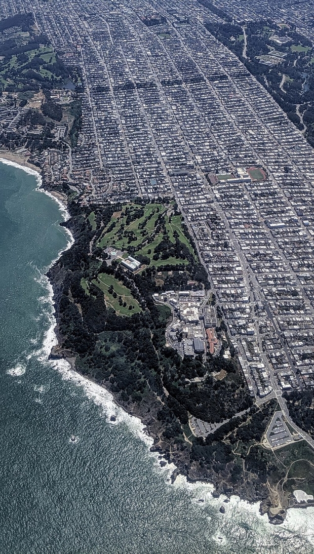 Aerial view due east of Lands End and Sea Cliff and Richmond districts, outer at lower right, inner at upper left 리치몬드 구역 (사진 : dnzlvleldk)