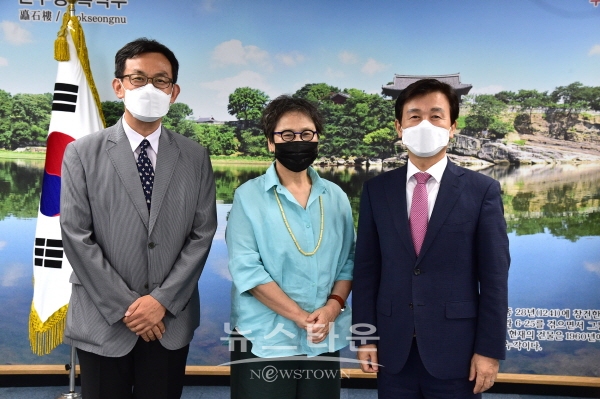 좌측부터 장상훈 국립진주박물관장, 김홍남 전 국립중앙박물관장, 조규일 진주시장