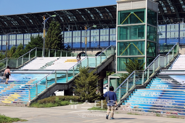 충남경찰청이 7월 26일부터 2022년 3월까지 천안아산역 외부 진입 계단에 대형 랩핑 홍보를 실시한다.