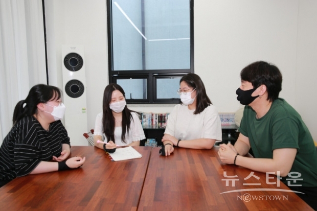 콘텐츠산업 청년 일자리 리쇼어링 프로젝트 참여기업인 그린프로덕션 직원들이 아이디어 회의를 하고 있다