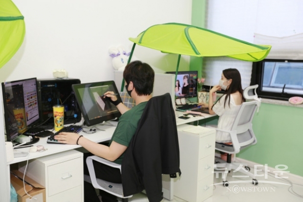 콘텐츠산업 청년 일자리 리쇼어링 프로젝트 참여기업인 그린프로덕션 직원들이 웹툰 작업을 하고 있다