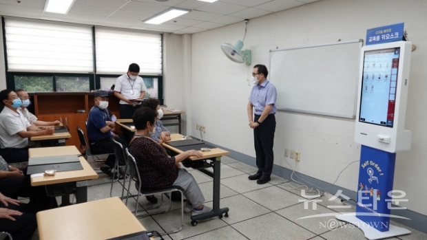 손철수 한국공학기술연구원 대표가 어르신들을 대상으로 키오스크 활용 교육을 소개하고 있다
