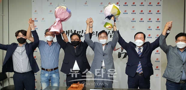 지난 7월 31일 이명수 후보와 박찬주 후보의 양자 대결로 치러진 국민의힘 충남도당위원장 선거결과 이명수 국회의원이 승리했다.