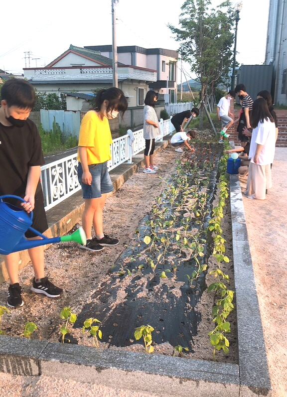 두빛나래 청소년이 텃밭을 가꾸고 있다